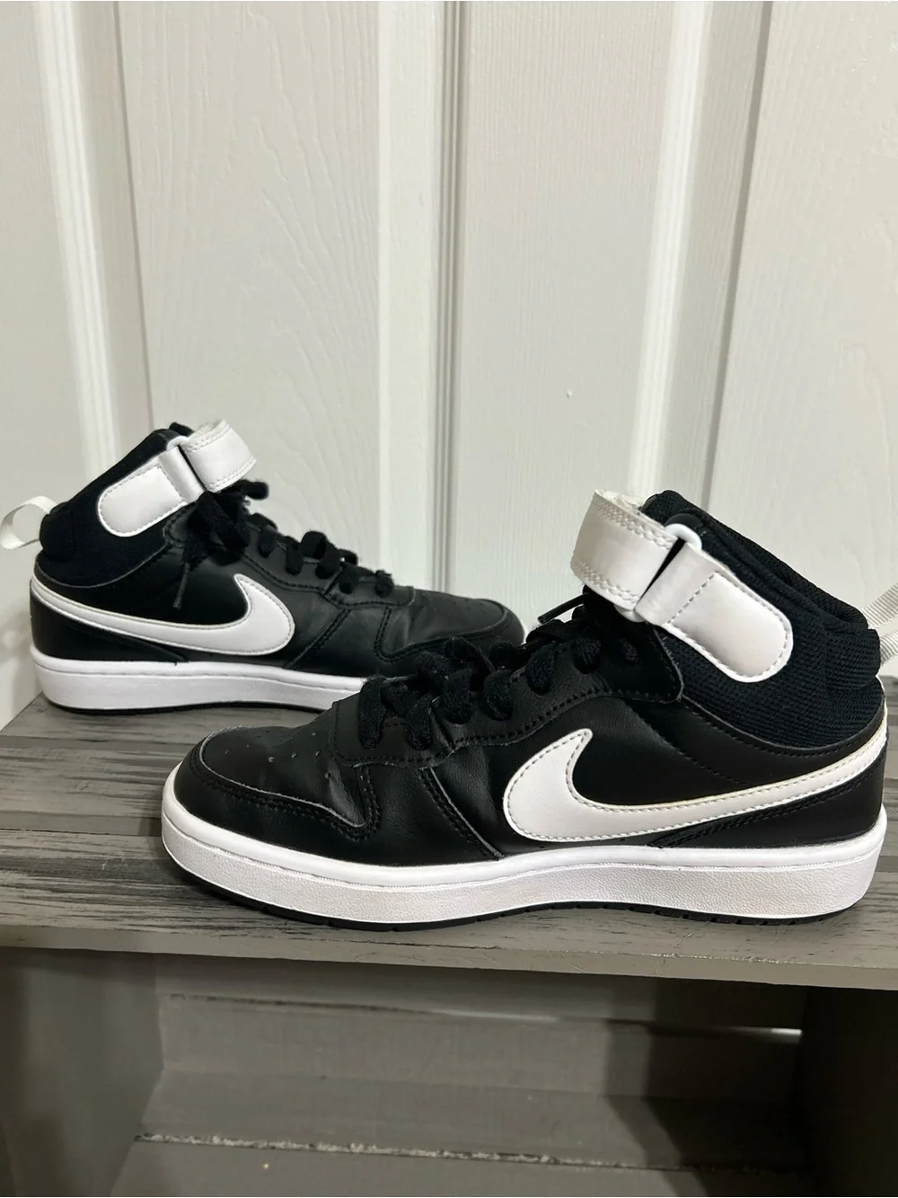 Nike Kids Court Borough Mid 2 Black and White Sneakers Size 4.5Y EUC